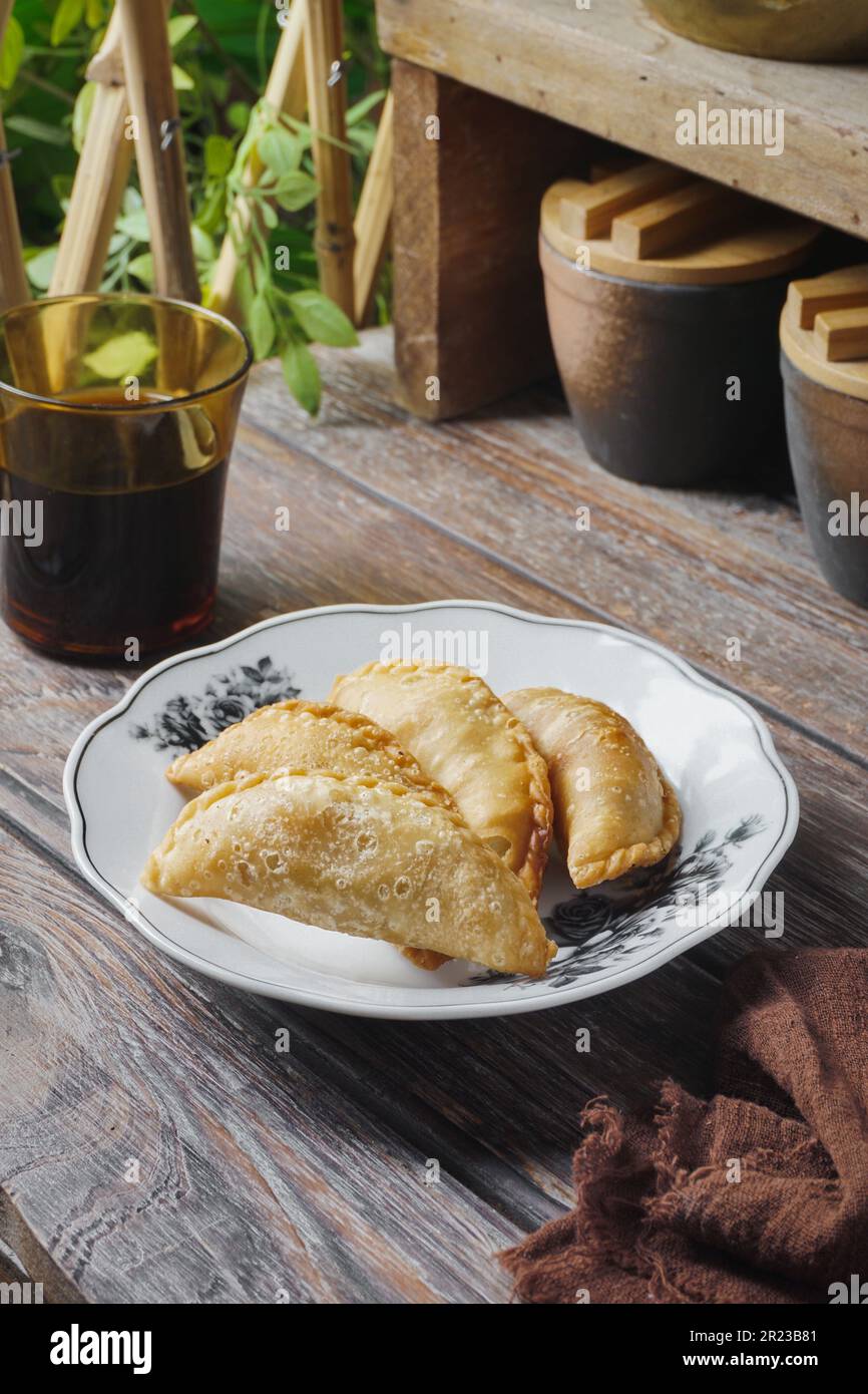Puff di curry tradizionale o gente malese chiamata Karipap riempito con ripieno di patate Foto Stock