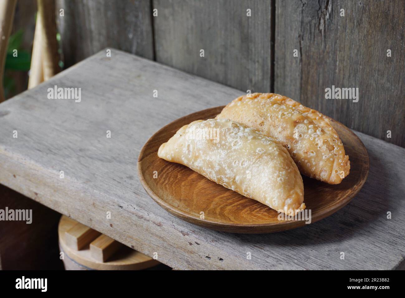 Puff di curry tradizionale o gente malese chiamata Karipap riempito con ripieno di patate Foto Stock