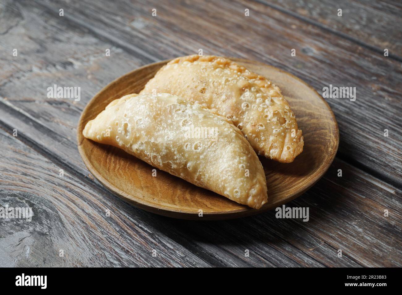 Puff di curry tradizionale o gente malese chiamata Karipap riempito con ripieno di patate Foto Stock