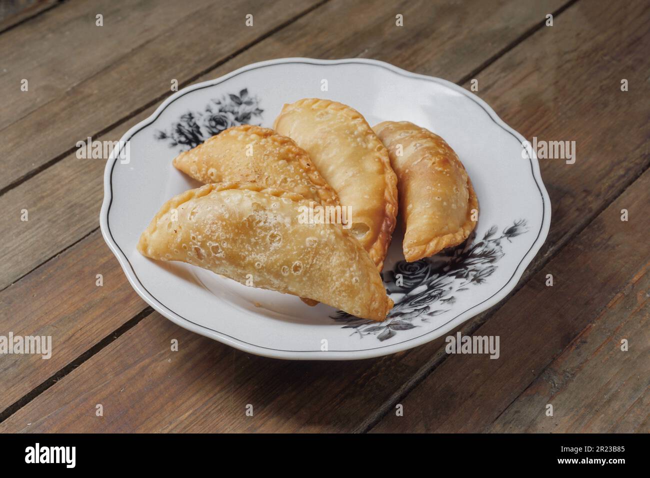 Puff di curry tradizionale o gente malese chiamata Karipap riempito con ripieno di patate Foto Stock