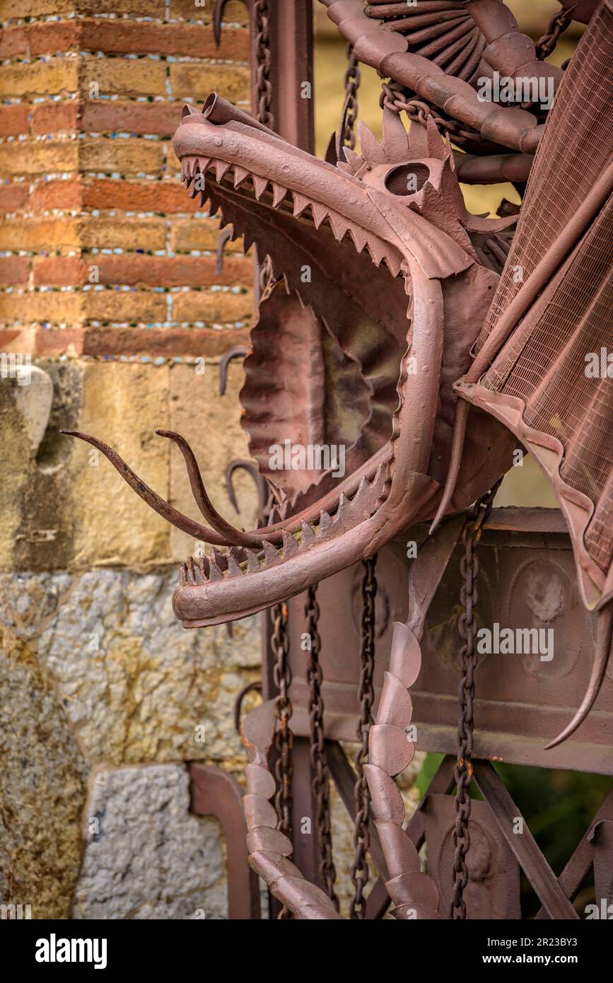 Particolare della recinzione in ferro battuto nei padiglioni di Güell, opera di Gaudí, con il drago che rappresenta il guardiano del Giardino degli Hesperides Foto Stock