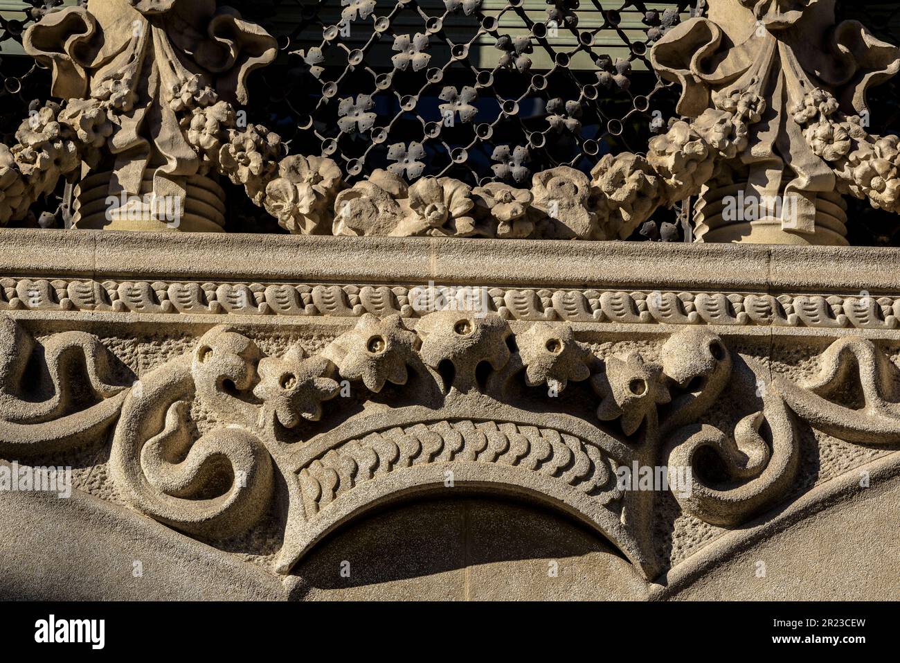 Dettagli della Casa Lleó i Morera, opera dell'architetto Lluís Domènech i Montaner nel viale Passeig de Gracia (Barcellona, Catalogna, Spagna) Foto Stock