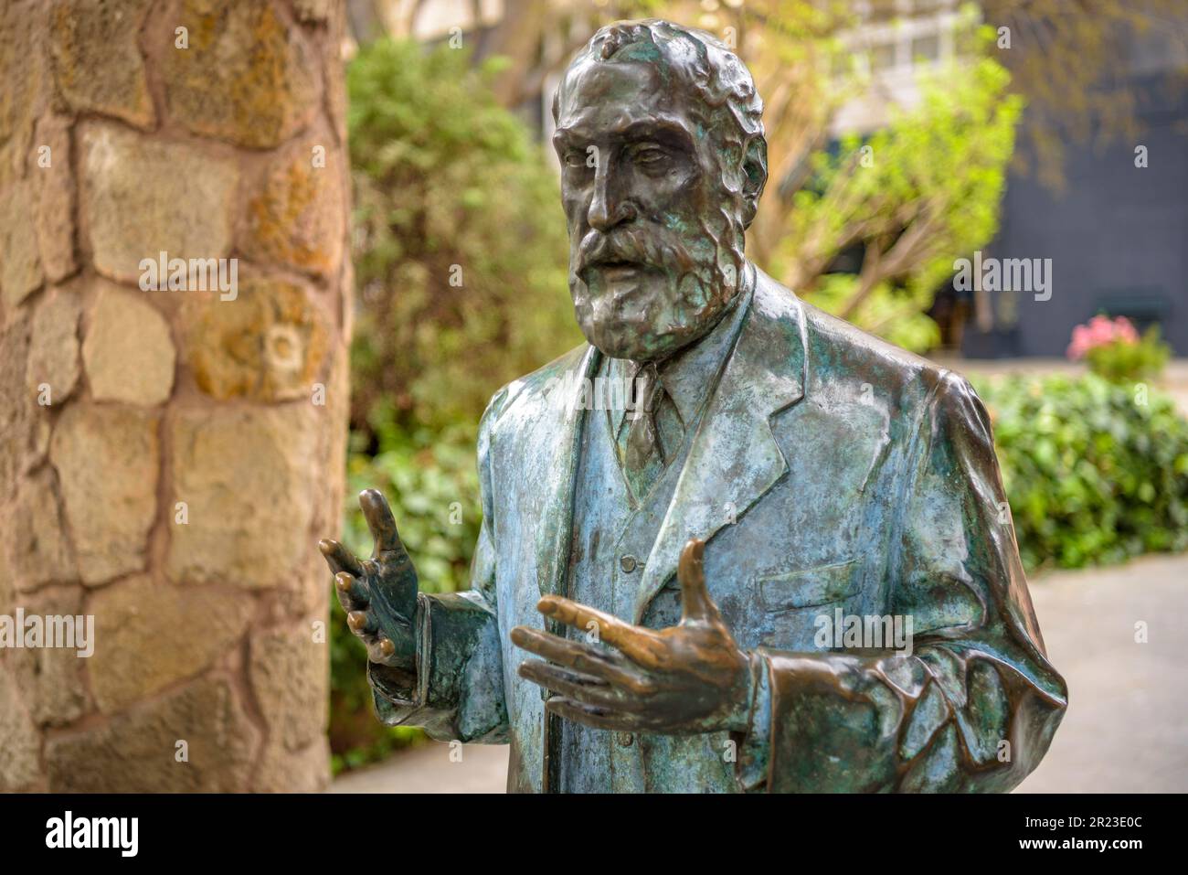 Scultura di Antoni Gaudí all'ingresso della porta Miralles, una delle sue opere più sconosciute a Barcellona (Catalogna, Spagna) Foto Stock