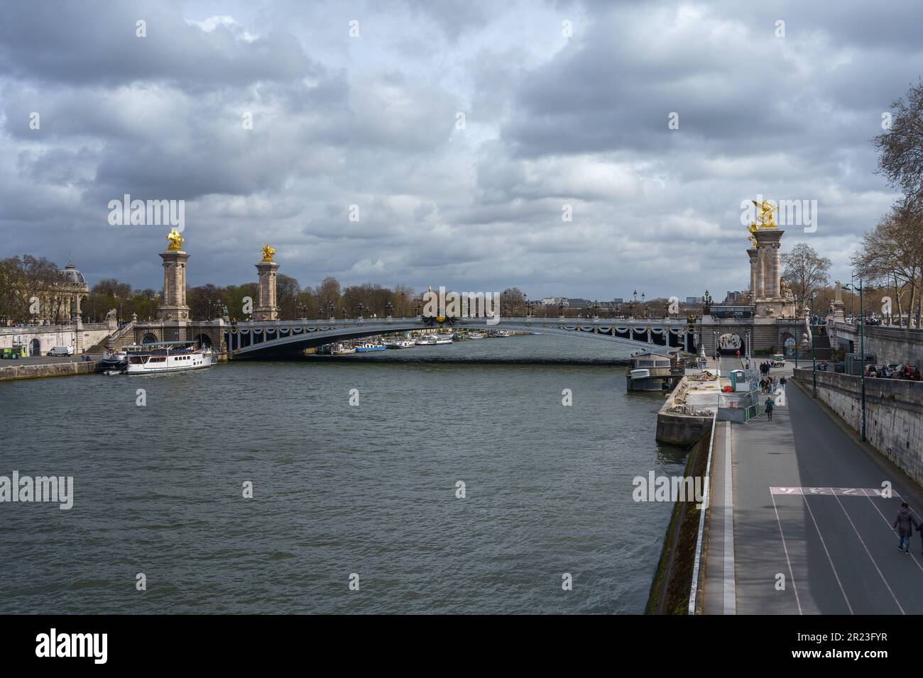 Ponte di Pont Alexandre III in una nuvolosa giornata primaverile a Parigi, Francia. Marzo 25, 2023. Foto Stock