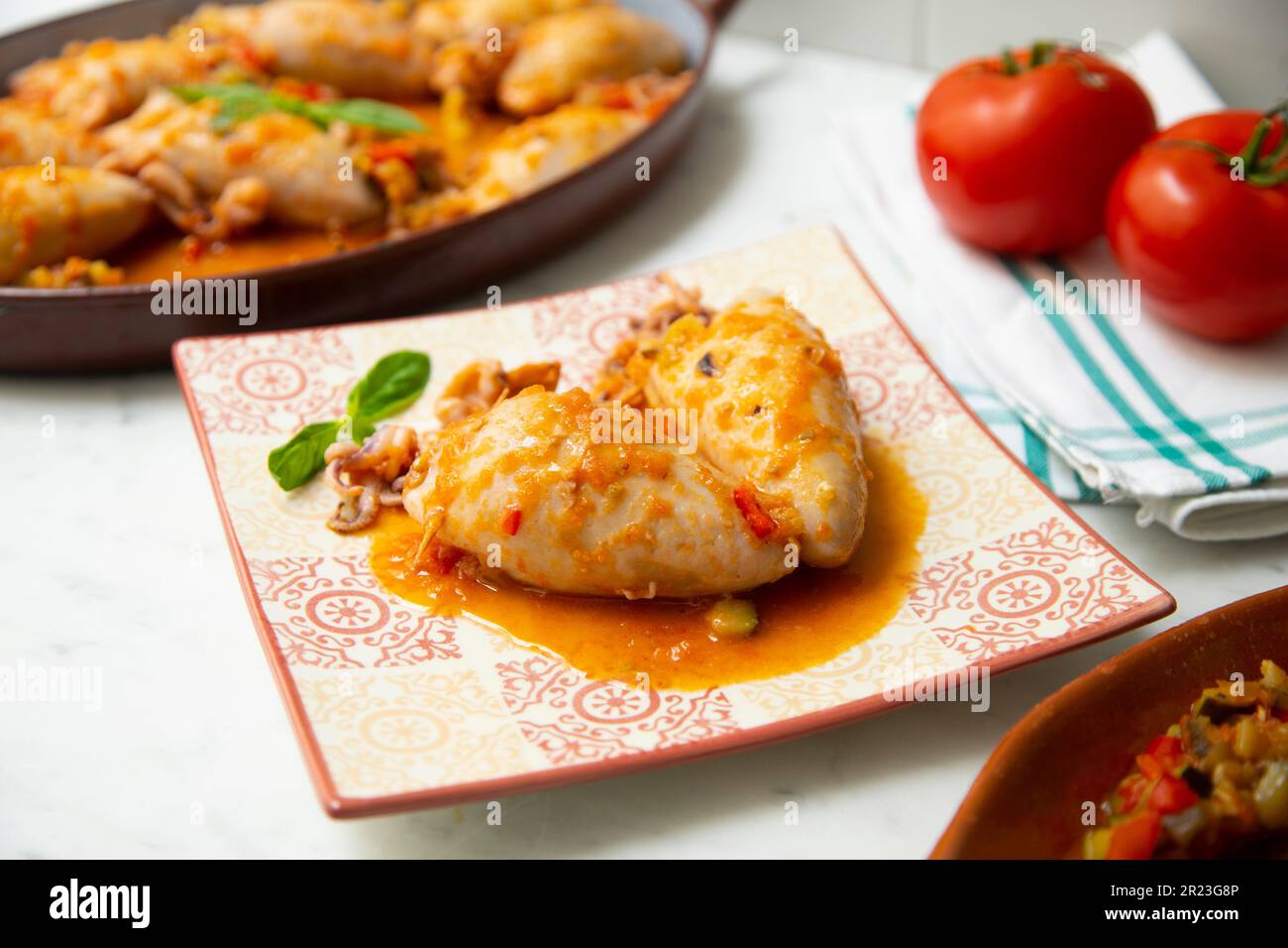 Calamari ripieni di carne e verdure. Ricetta spagnola tradizionale. Foto Stock