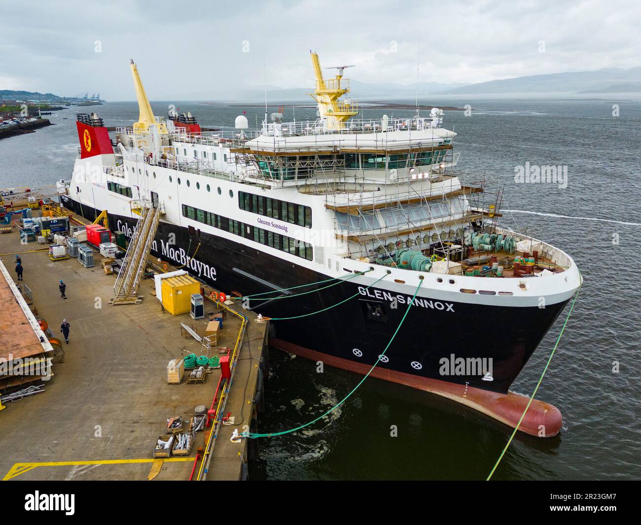 Port Glasgow, Scozia, Regno Unito. 16 maggio 2023. Ultime immagini aeree del cantiere navale Ferguson Marine di Port Glasgow con Glen Sannox e Hull 802. Foto Stock