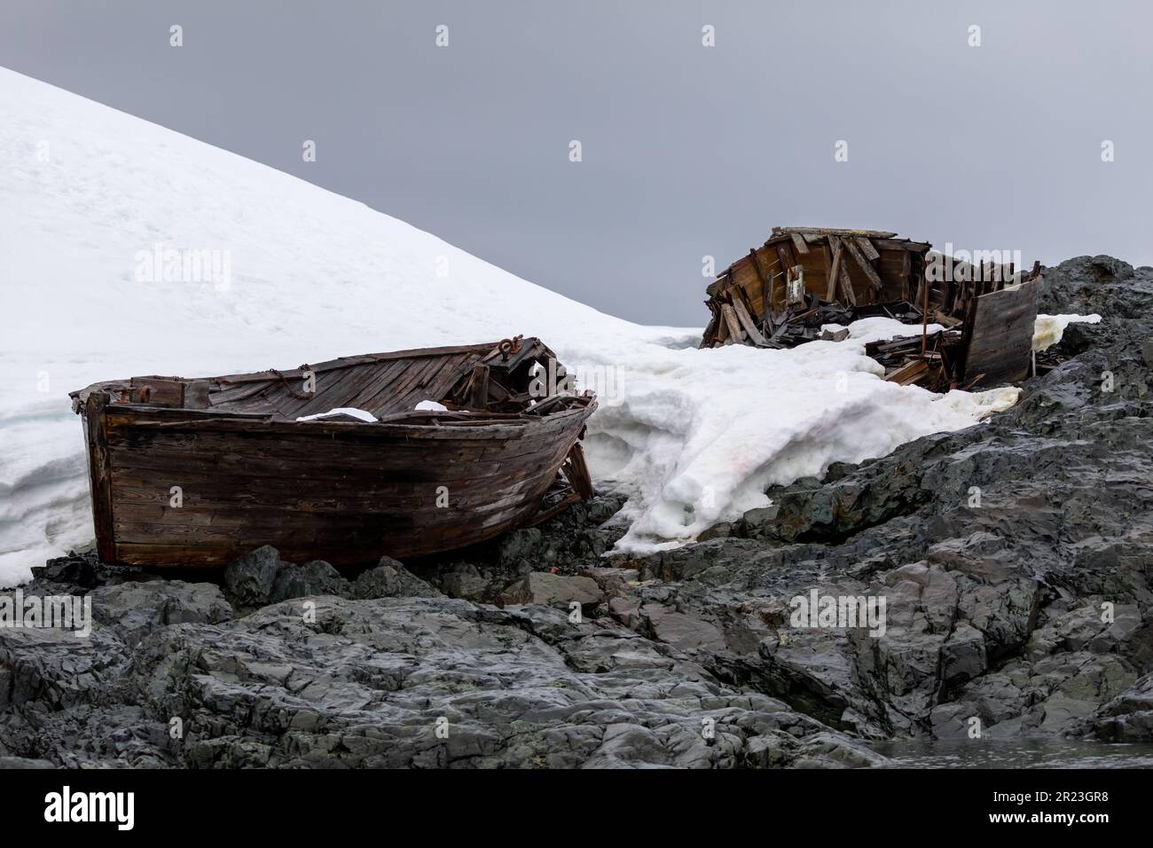 Vecchia barca di legno naufragata in Antartide utilizzato per portare le forniture a navi di caccia alla balena Foto Stock