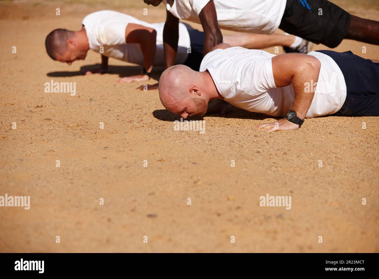 Bootcamp prende determinazione e una volontà di ferro. un gruppo di uomini che fanno push-up in un bootcamp militare. Foto Stock