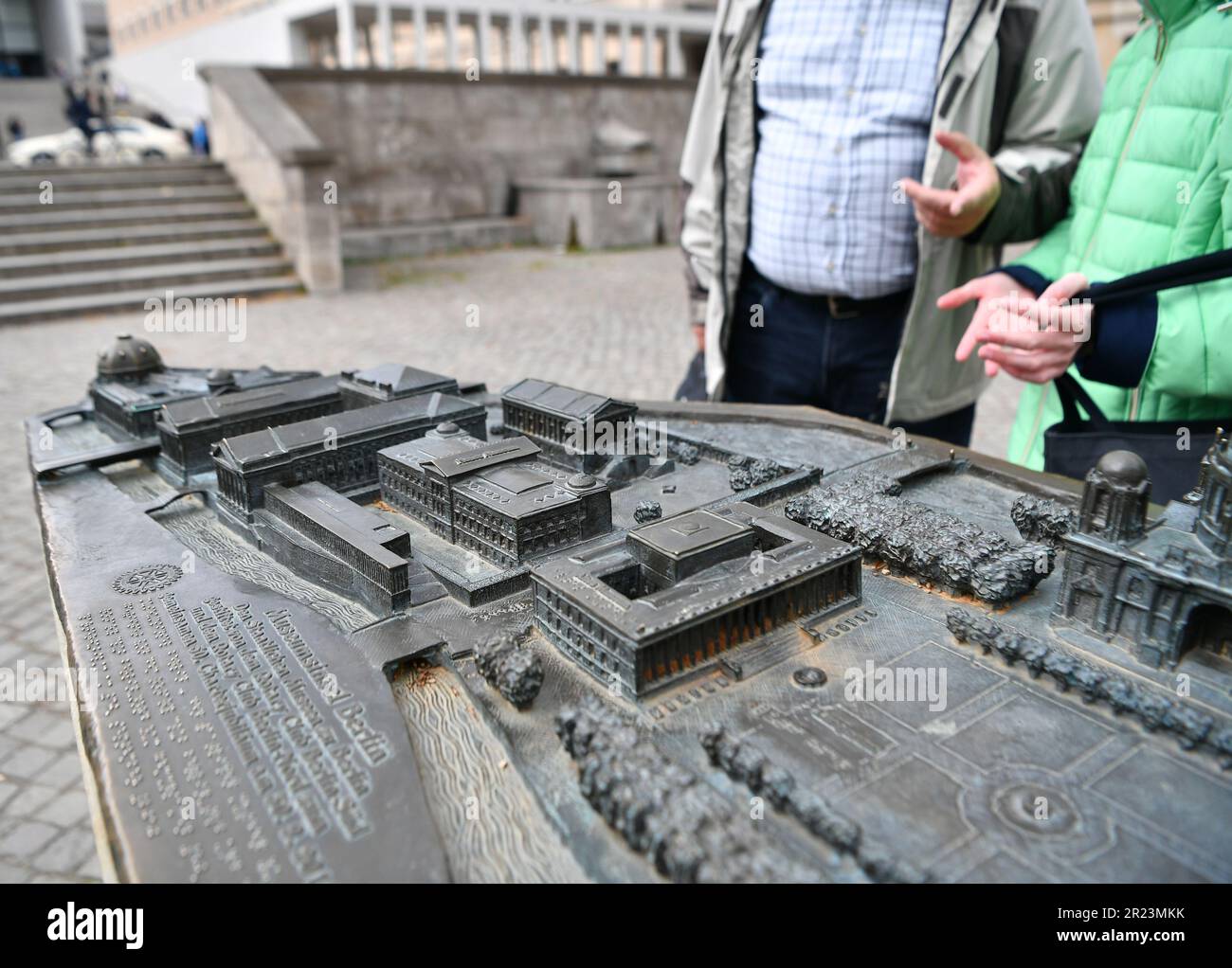 Berlino, Germania. 16th maggio, 2023. Questa foto scattata il 16 maggio 2023 mostra un modello di Isola dei Musei a Berlino, in Germania. L'Isola dei Musei, patrimonio dell'umanità dell'UNESCO, si trova nella parte settentrionale dell'Isola Spree a Berlino. Il suo nome deriva dal complesso di musei famosi in tutto il mondo come il Museo Altes (Vecchio Museo), il Neues Museum (nuovo Museo), l'Alte Nationalgalerie (Vecchia Galleria Nazionale), il Museo Bode e il Museo Pergamon. Il 18 maggio segna la Giornata Internazionale del Museo. Credit: Ren Pengfei/Xinhua/Alamy Live News Foto Stock