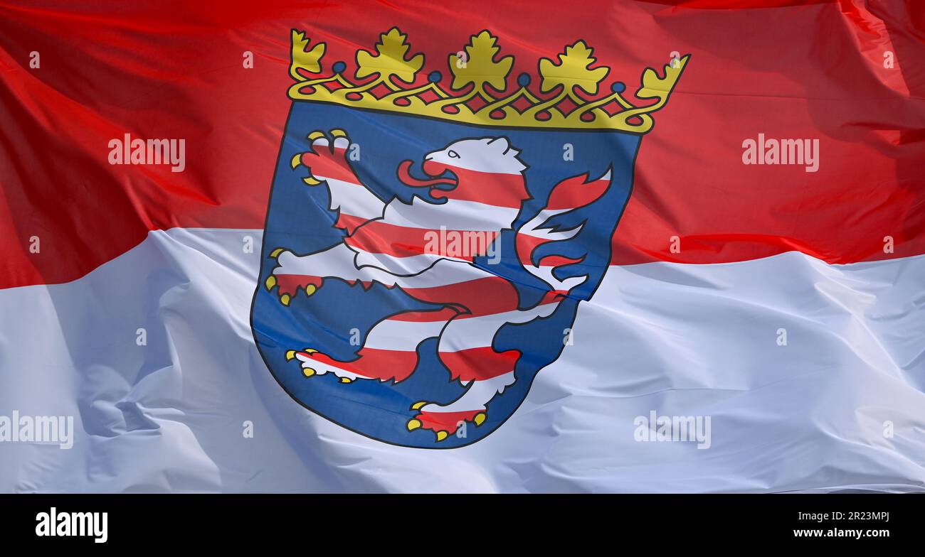 Wiesbaden, Germania. 16th maggio, 2023. La bandiera del servizio statale hessiano, la bandiera di stato rossa e bianca con lo stemma al centro, vola sul tetto del palazzo della città dove risiede il parlamento statale hessiano. I regolamenti in materia di segnalazione sono definiti con precisione nella legge del 1948 sugli emblemi nazionali dello Stato dell'Assia. Credit: Arne Dedert/dpa/Alamy Live News Foto Stock