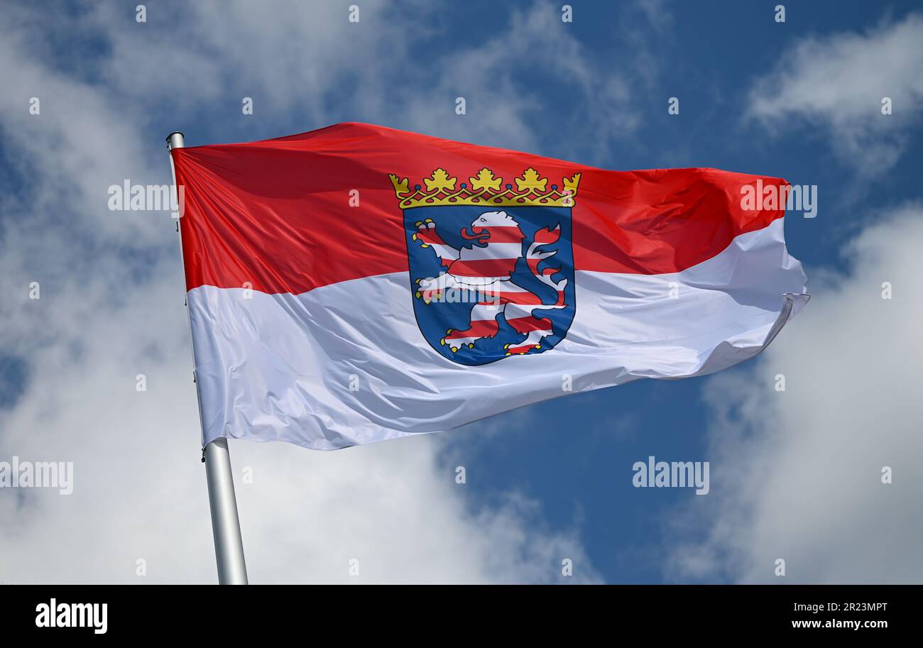 Wiesbaden, Germania. 16th maggio, 2023. La bandiera del servizio statale hessiano, la bandiera di stato rossa e bianca con lo stemma al centro, vola sul tetto del palazzo della città dove risiede il parlamento statale hessiano. I regolamenti in materia di segnalazione sono definiti con precisione nella legge del 1948 sugli emblemi nazionali dello Stato dell'Assia. Credit: Arne Dedert/dpa/Alamy Live News Foto Stock