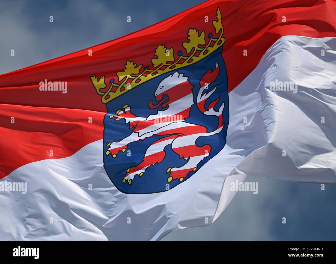 Wiesbaden, Germania. 16th maggio, 2023. La bandiera del servizio statale hessiano, la bandiera di stato rossa e bianca con lo stemma al centro, vola sul tetto del palazzo della città dove risiede il parlamento statale hessiano. I regolamenti in materia di segnalazione sono definiti con precisione nella legge del 1948 sugli emblemi nazionali dello Stato dell'Assia. Credit: Arne Dedert/dpa/Alamy Live News Foto Stock