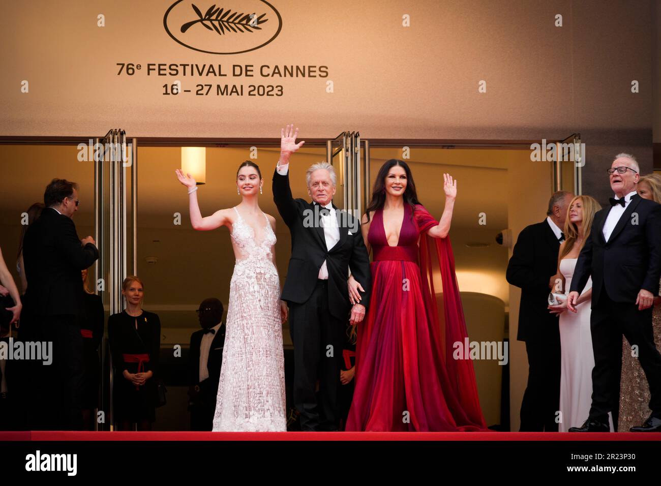 Cannes, Francia. 16th maggio, 2023. Carys Zeta Douglas, Michael Douglas e Catherine Zeta-Jones durante la "Jeanne du Barry" Screening & Opening Ceremony Red Carpet - il 76th° Festival annuale del cinema di Cannes, a Cannes, in Francia, il 16 maggio 2023. (Foto di Daniele Cifala/NurPhoto) Credit: NurPhoto SRL/Alamy Live News Foto Stock