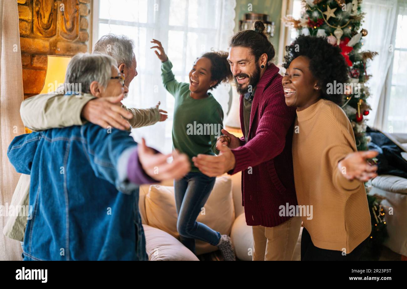 Felice famiglia multietnica multi-generazionale godendo insieme il tempo di Natale. La gente ama il concetto. Foto Stock