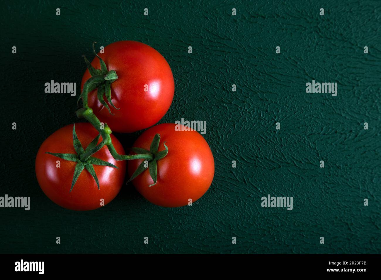 Un gruppo di pomodori d'uva su uno sfondo verde, vista dall'alto Foto Stock