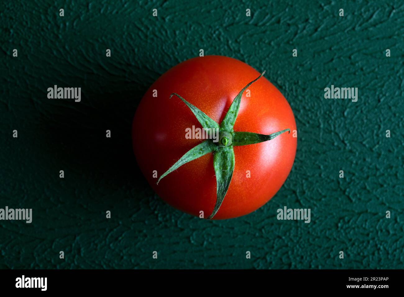Pomodoro fresco d'uva su fondo verde, primo piano Foto Stock