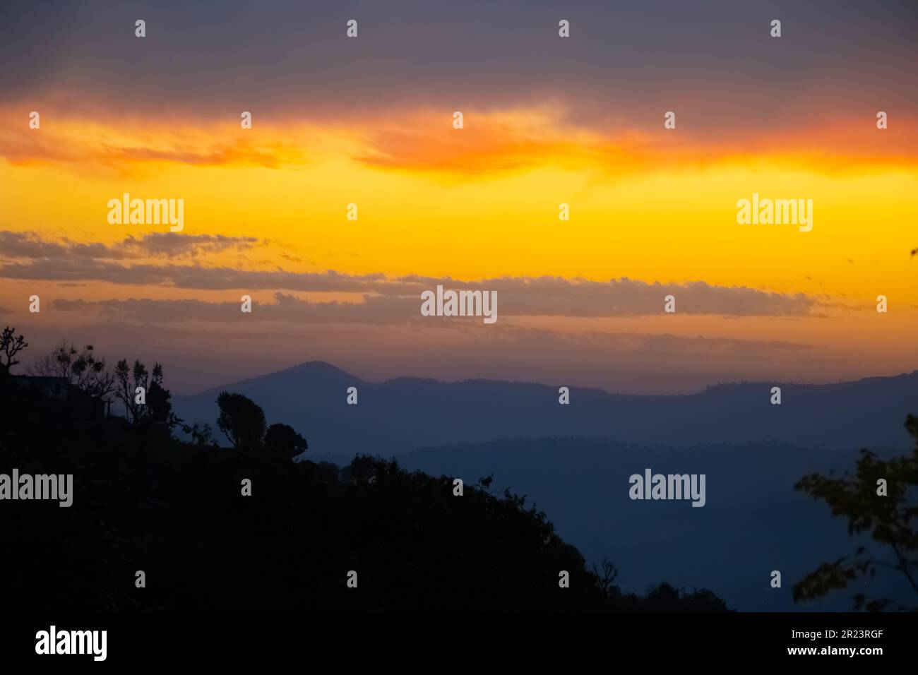 colorato magnifico tramonto in campagna sopra colline e campi, bellezza sfondo natura Foto Stock