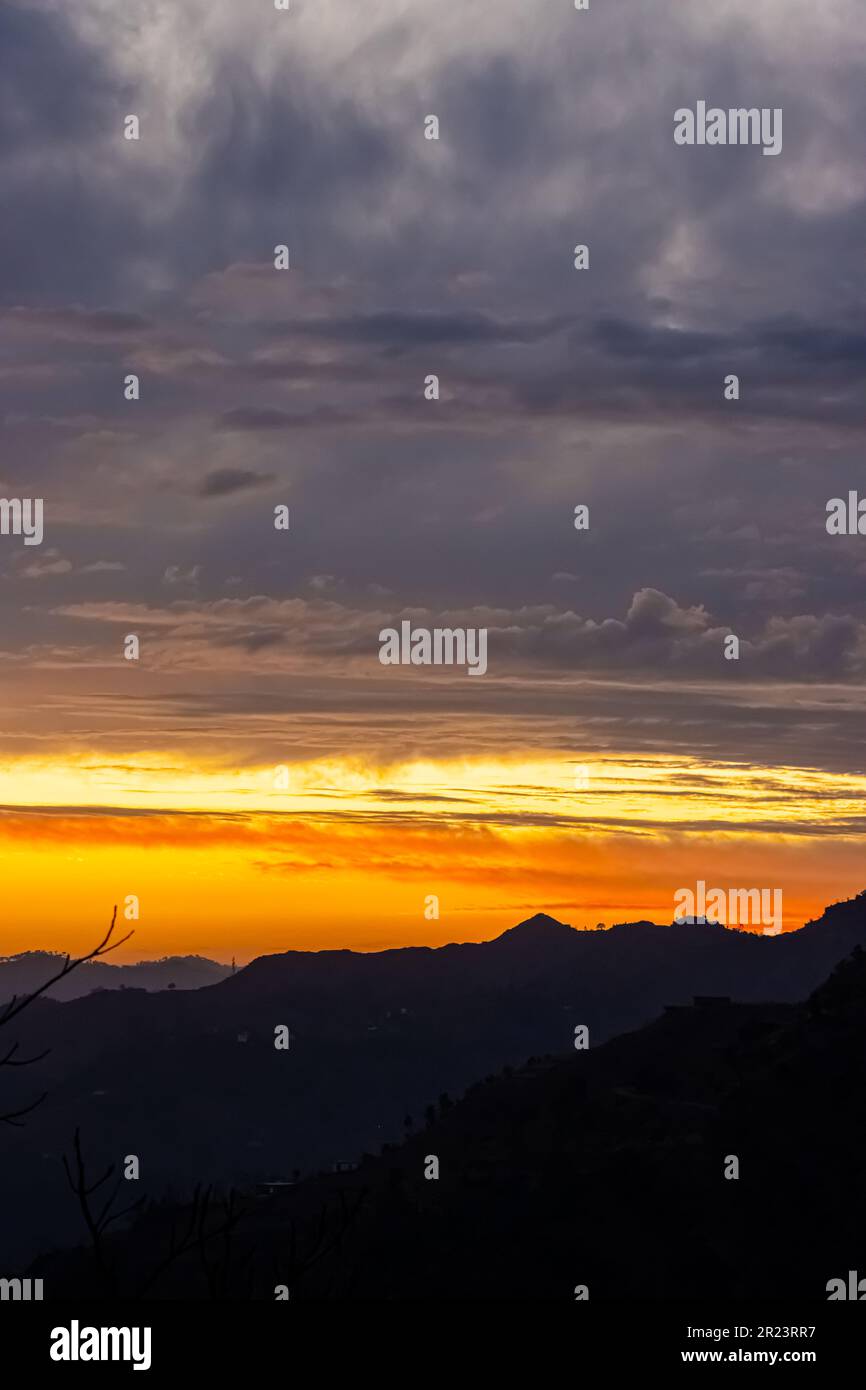 colorato magnifico tramonto in campagna sopra colline e campi, bellezza sfondo natura Foto Stock