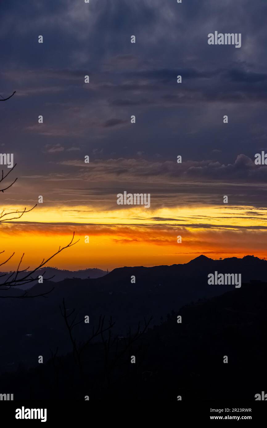 colorato magnifico tramonto in campagna sopra colline e campi, bellezza sfondo natura Foto Stock