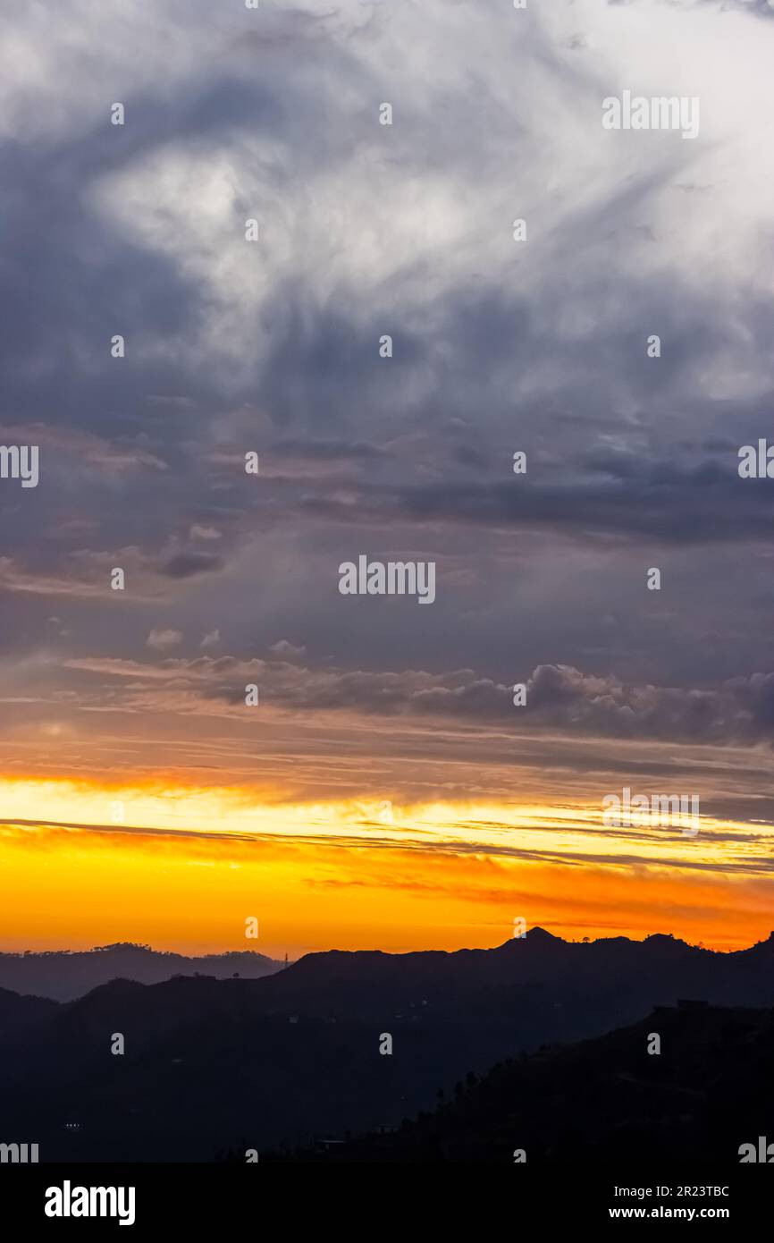 colorato magnifico tramonto in campagna sopra colline e campi, bellezza sfondo natura Foto Stock