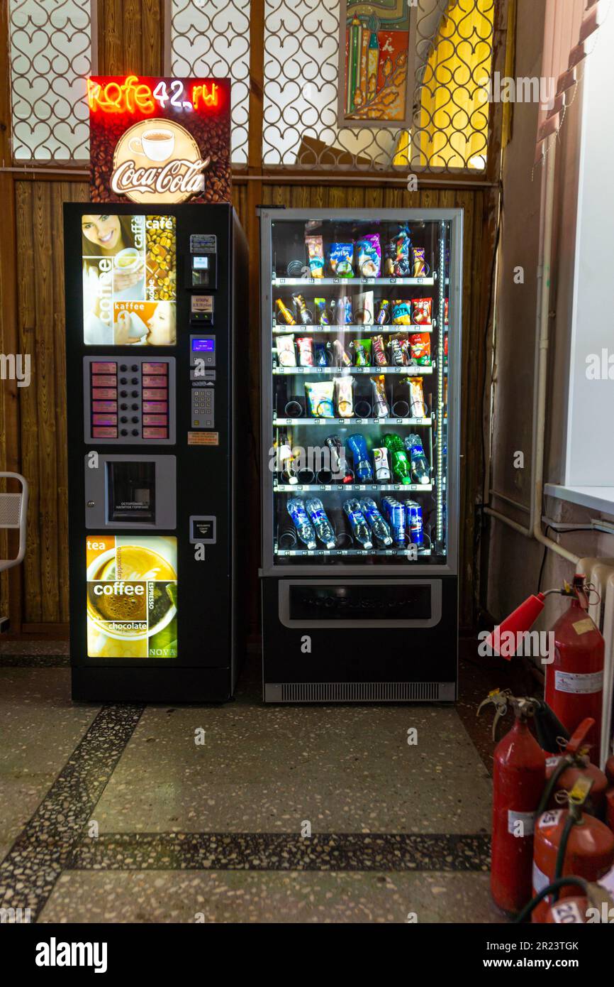 Russia, Kemerovo - 07, 2021. Distributore automatico di caffè, vicino al distributore automatico di bevande e dolci si trova in una sala con estintori, f Foto Stock