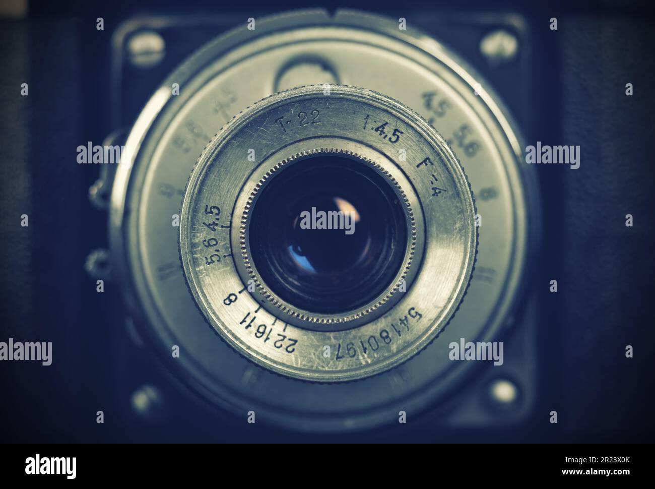 Vecchio obiettivo della fotocamera retro, primo piano. Effetto vintage. Foto Stock