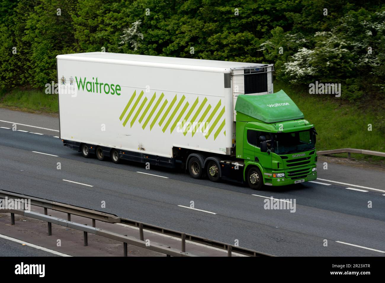 Waitrose camion sull'autostrada M40, Warwickshire, Regno Unito Foto Stock