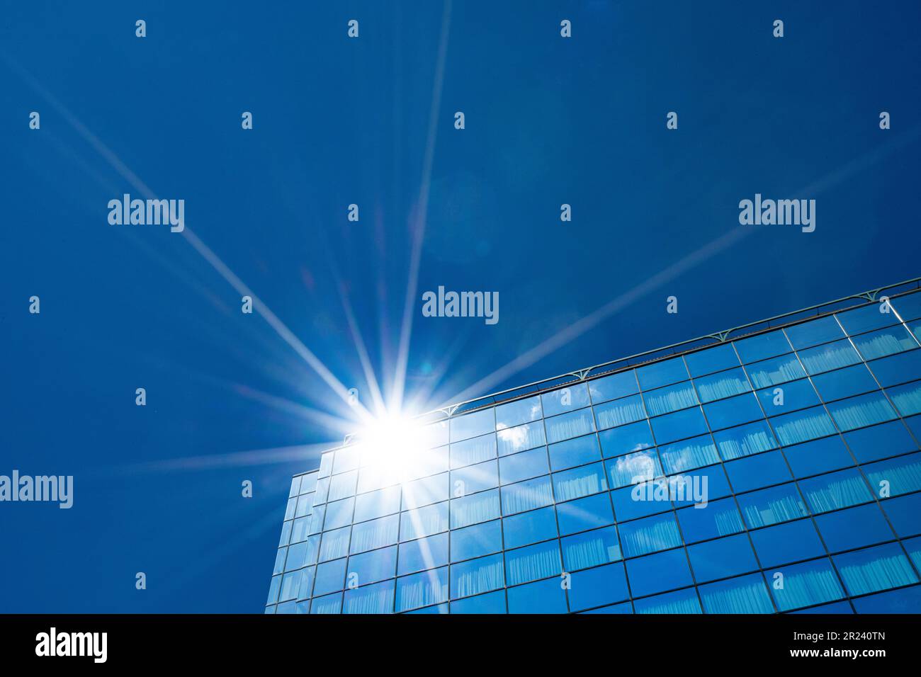 i riflessi del sole sulle finestre di un edificio Foto Stock