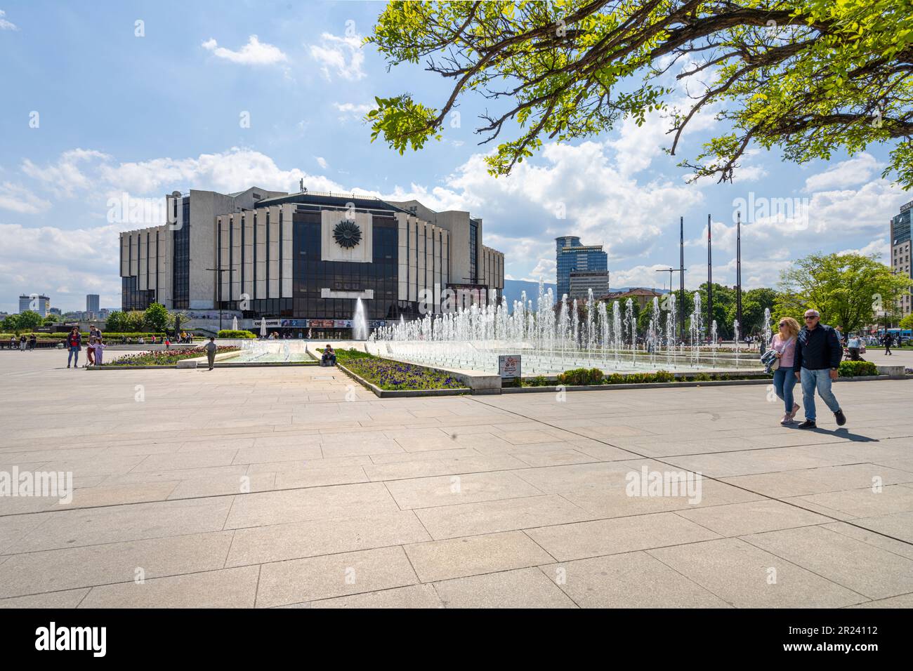 Sofia, Bulgaria. Maggio 2023. Vista panoramica delle fontane di fronte al Palazzo Nazionale della Cultura nel centro della città Foto Stock