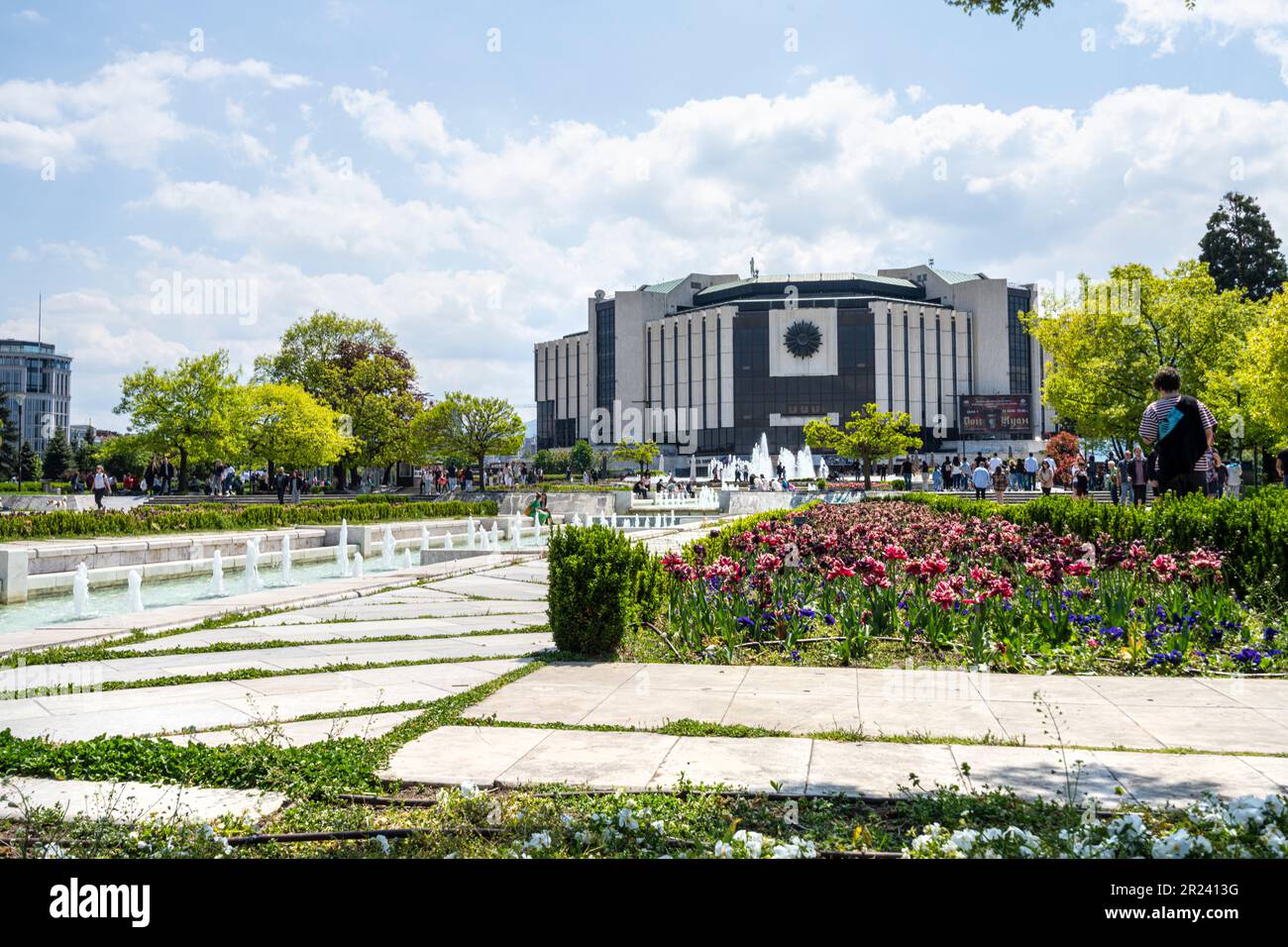 Sofia, Bulgaria. Maggio 2023. Vista panoramica delle fontane di fronte al Palazzo Nazionale della Cultura nel centro della città Foto Stock