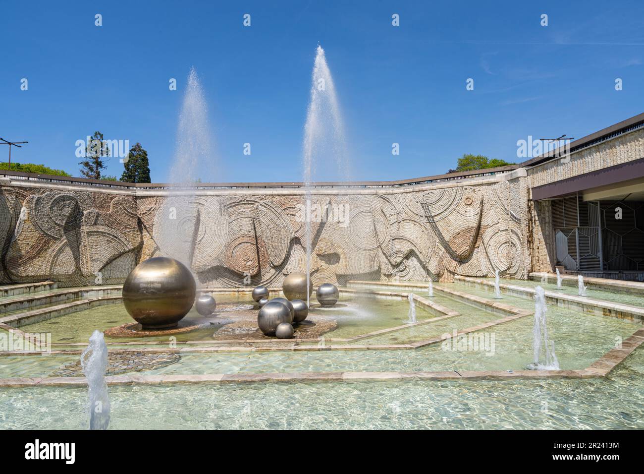 Sofia, Bulgaria. Maggio 2023. Vista panoramica delle fontane di fronte al Palazzo Nazionale della Cultura nel centro della città Foto Stock