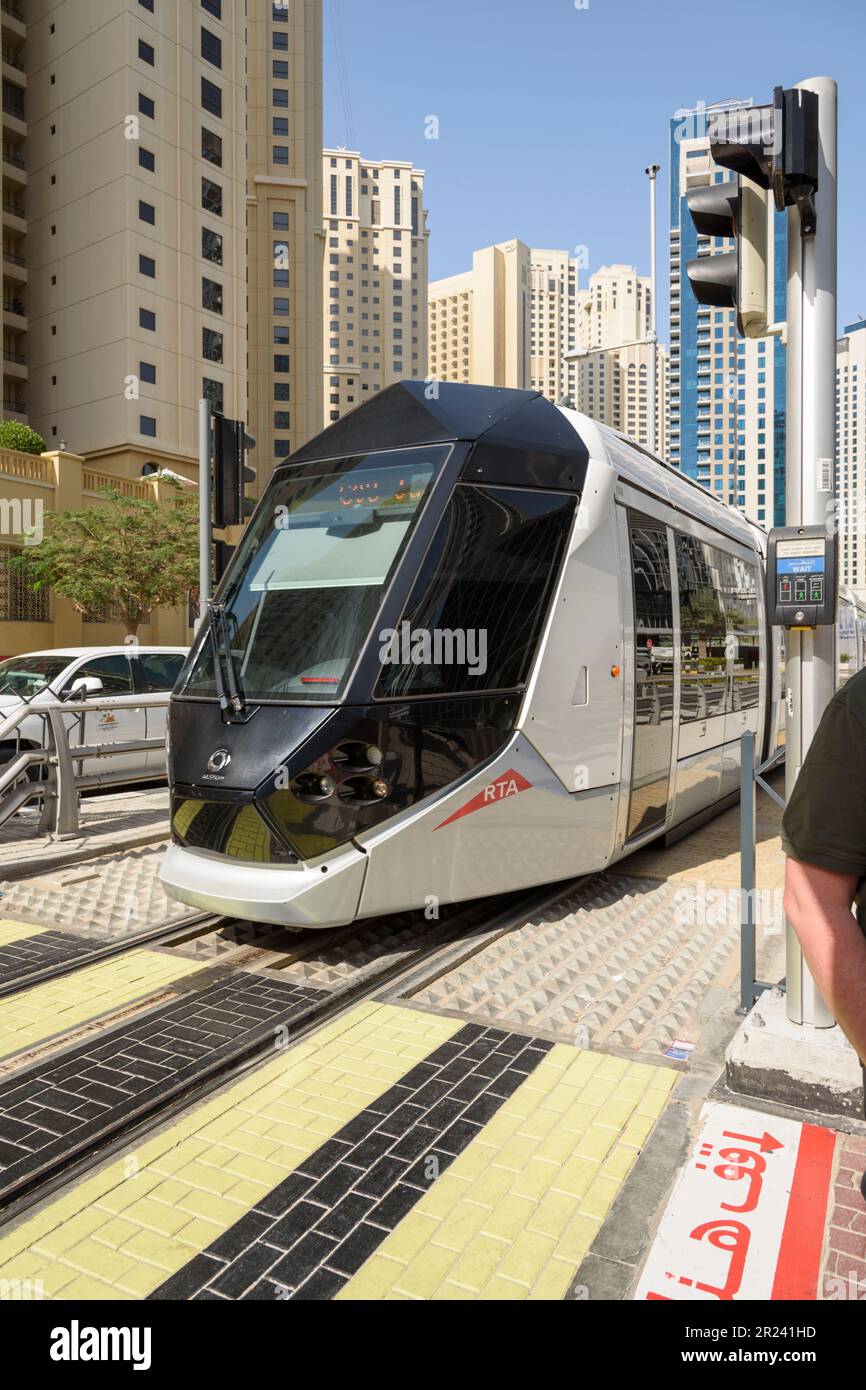 Il servizio di tram di Dubai corre lungo al Sufouh Road e Jumeirah Beach Road, collegando la metropolitana di Dubai e la Monorotaia di Palm, Dubai, Emirati Arabi Uniti Foto Stock
