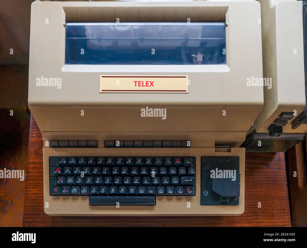 La rete telex è una rete commutata da stazione a stazione di telestampanti simili a una rete telefonica, che utilizza circuiti di collegamento di tipo telegrafico f Foto Stock La rete telex è una rete commutata da stazione a stazione di telestampanti simili a una rete telefonica, che utilizza circuiti di collegamento di tipo telegrafico f Foto Stock