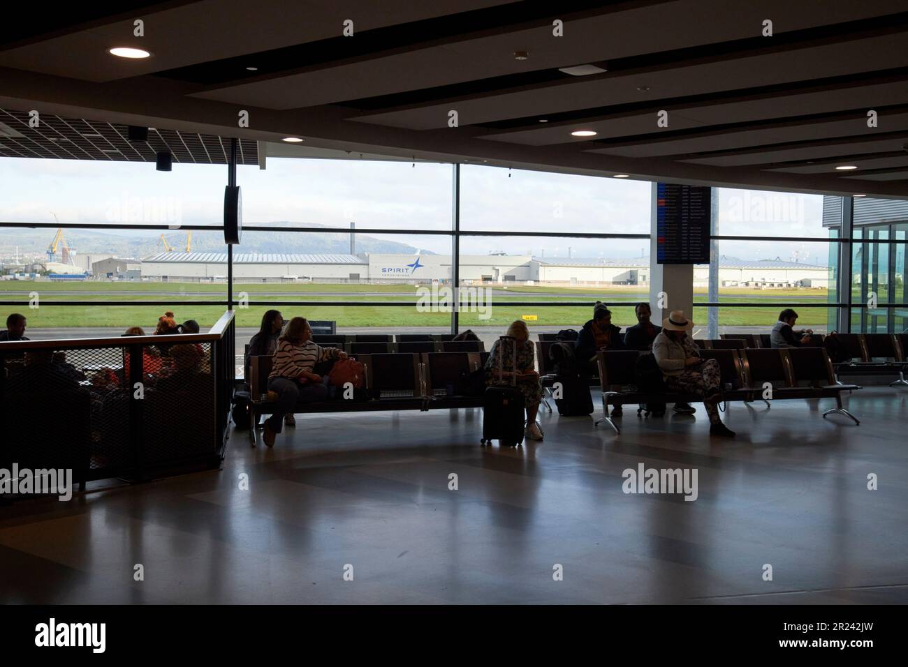 sala partenze con vista sulla pista george best belfast city airport belfast northern ireland uk Foto Stock