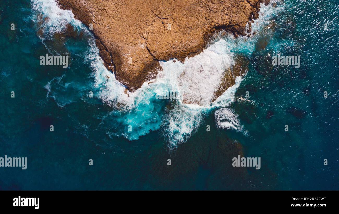 Onde che schiantano le rocce su Cipro Foto Stock