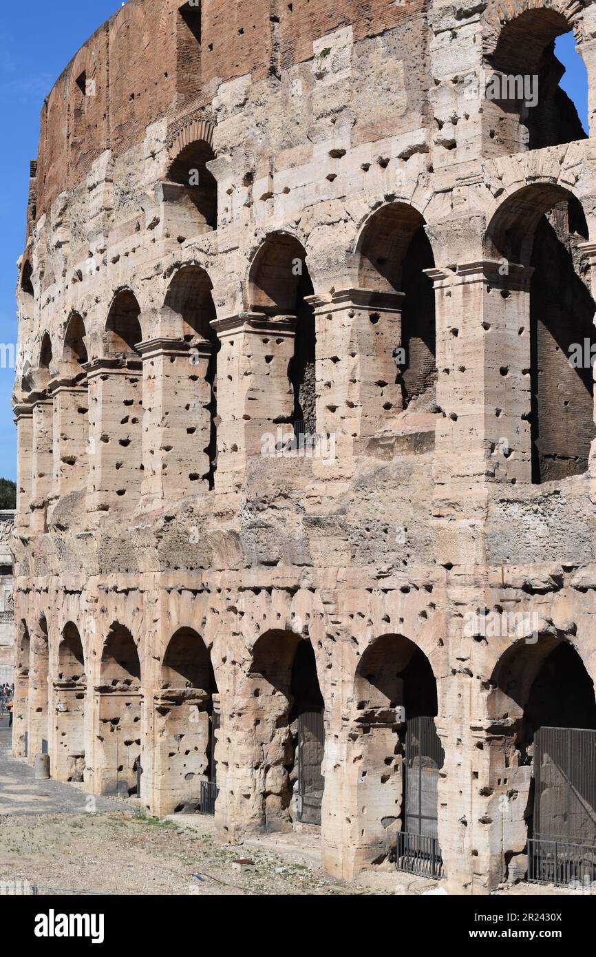 Gli intricati dettagli esterni dell'iconico Colosseo di Roma, Italia Foto Stock