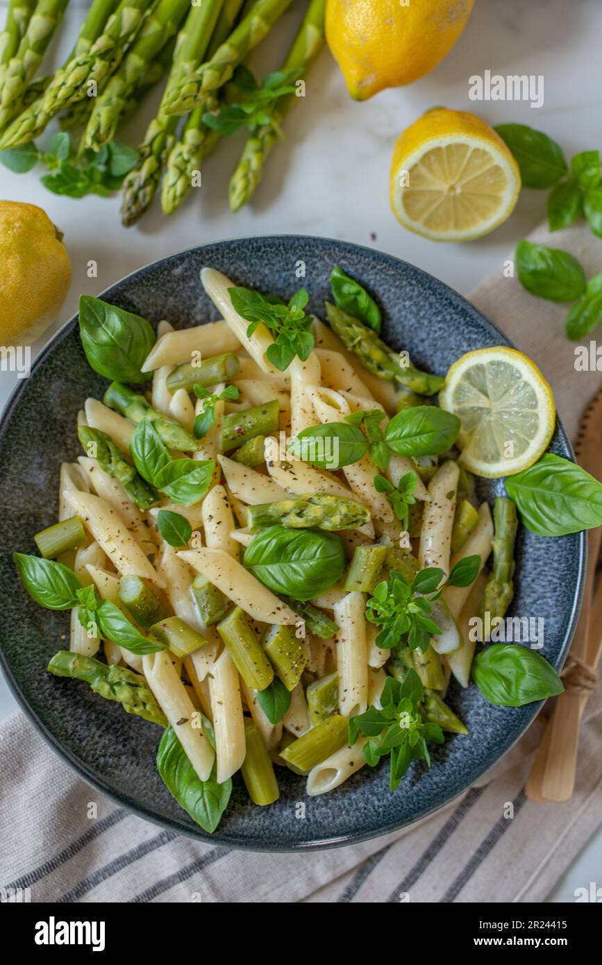primavera di pasta con asparagi, piselli Foto Stock