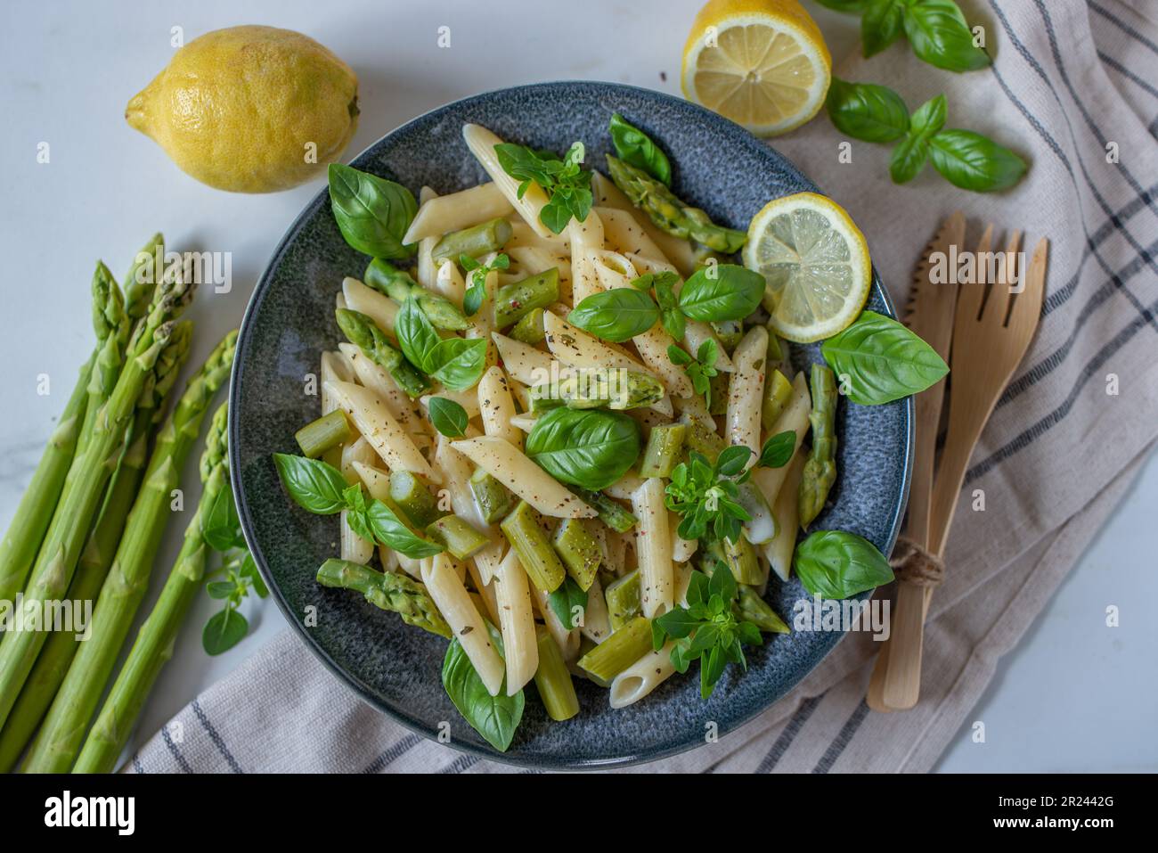 primavera di pasta con asparagi, piselli Foto Stock