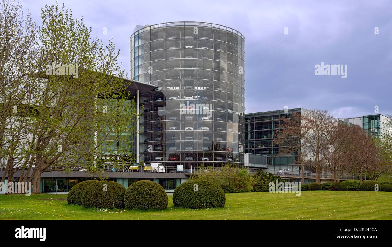 Edifici della fabbrica vetraria specializzata in automobili elettriche, parte della società VW a Dresda, Germania Foto Stock