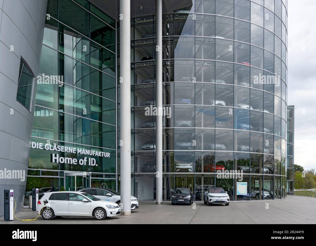 Ingresso alla fabbrica vetraria specializzata in automobili elettriche, parte della società VW a Dresda, Germania Foto Stock