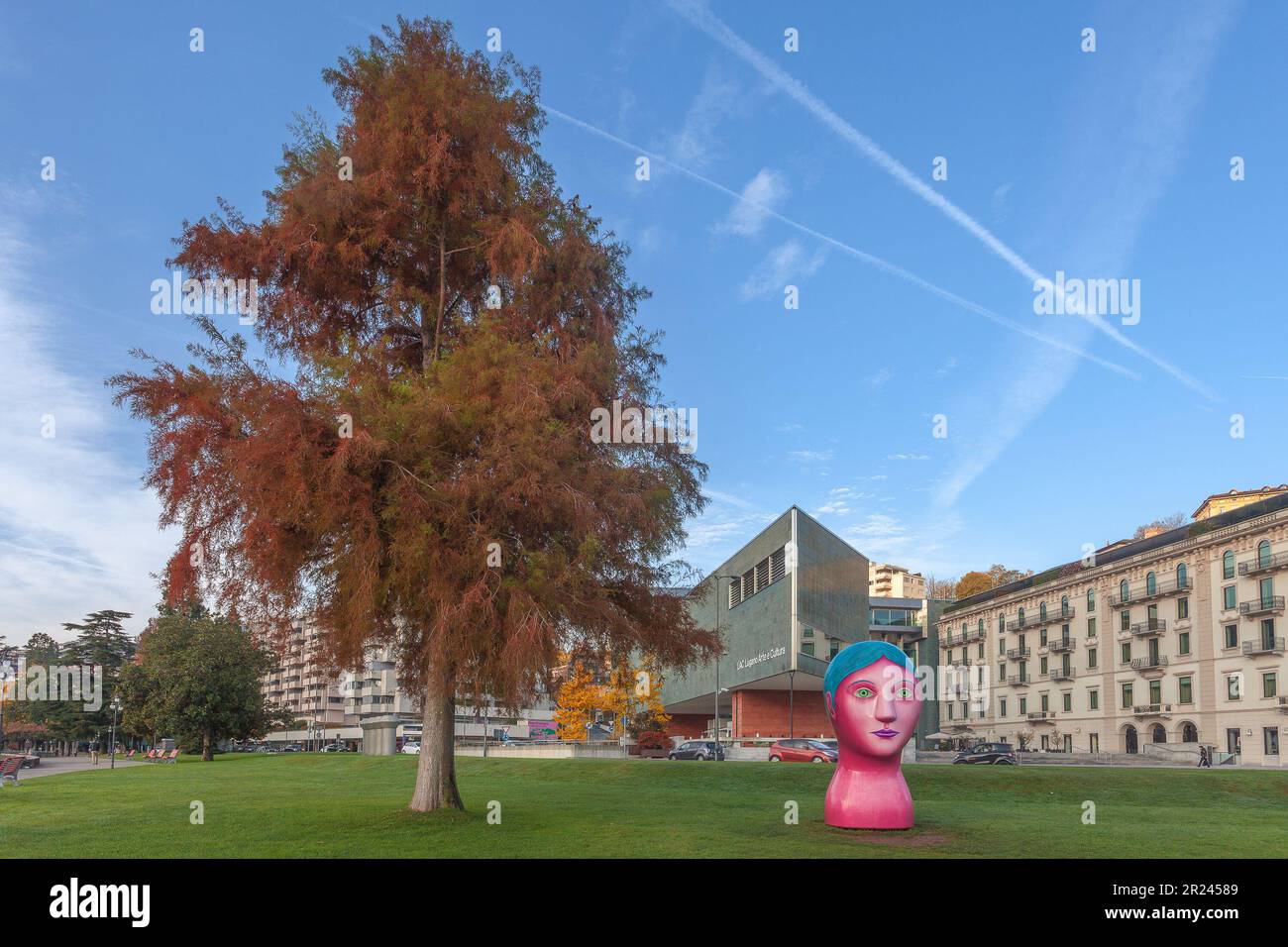 Alberi in colori autunnali di fronte all'edificio LAC - Lugano Arte Cultura Foto Stock