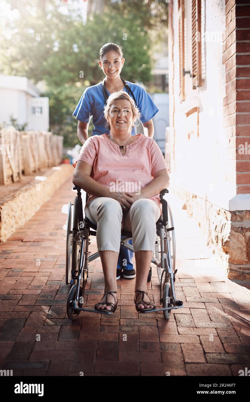Donna anziana, sedia a rotelle e caregiver in ritratto per la casa, assistenza sanitaria e supporto per disabili all'aperto. Assistenza infermieri, paziente disabilitato o. Foto Stock