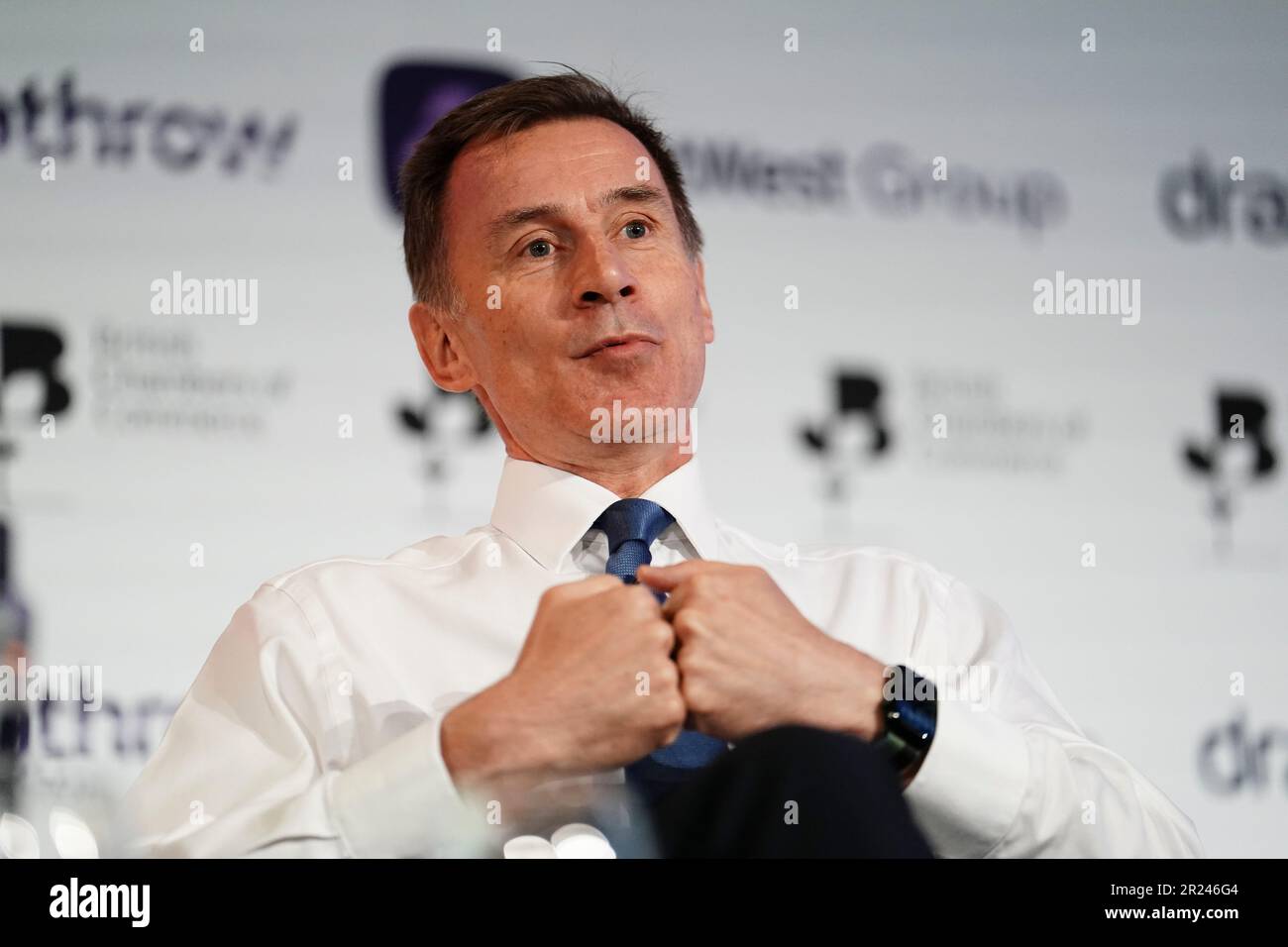 Il Cancelliere dello scacchiere Jeremy Hunt intervenendo durante la conferenza annuale globale delle Camere di Commercio britanniche, al QEII Centre, Londra. Data immagine: Mercoledì 17 maggio 2023. Foto Stock