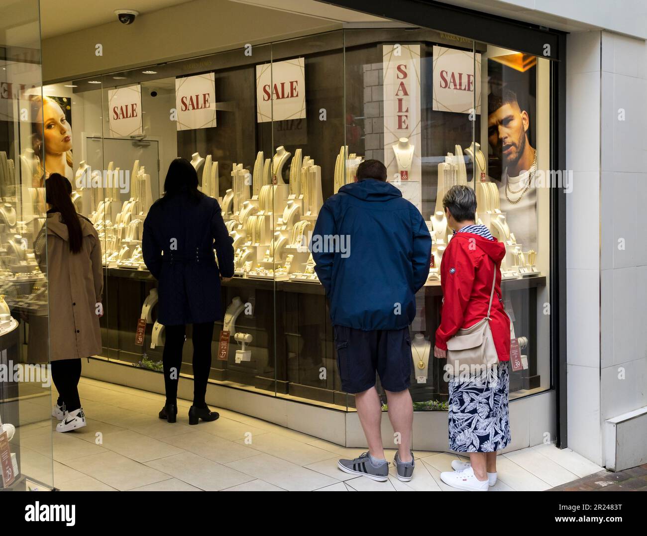 Persone che cercano nella vetrina di gioielleria anelli e collane High Street Lincoln City, Lincolnshire, Inghilterra, UK Foto Stock