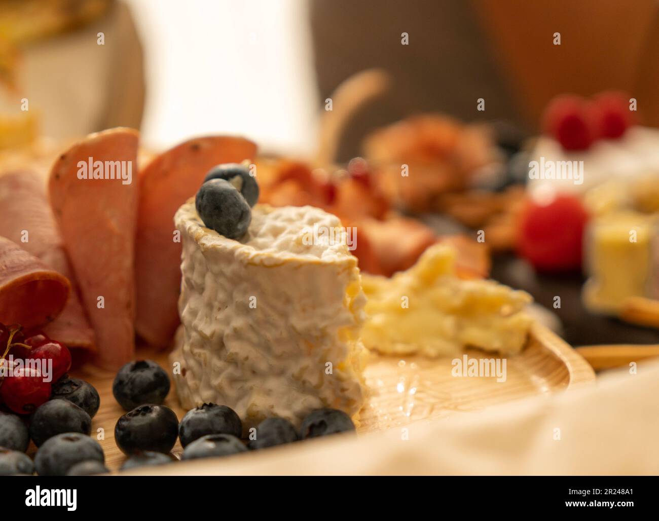 Spuntini assortiti su un piatto di pietra nera su un tavolo del ristorante su uno sfondo della finestra Foto Stock