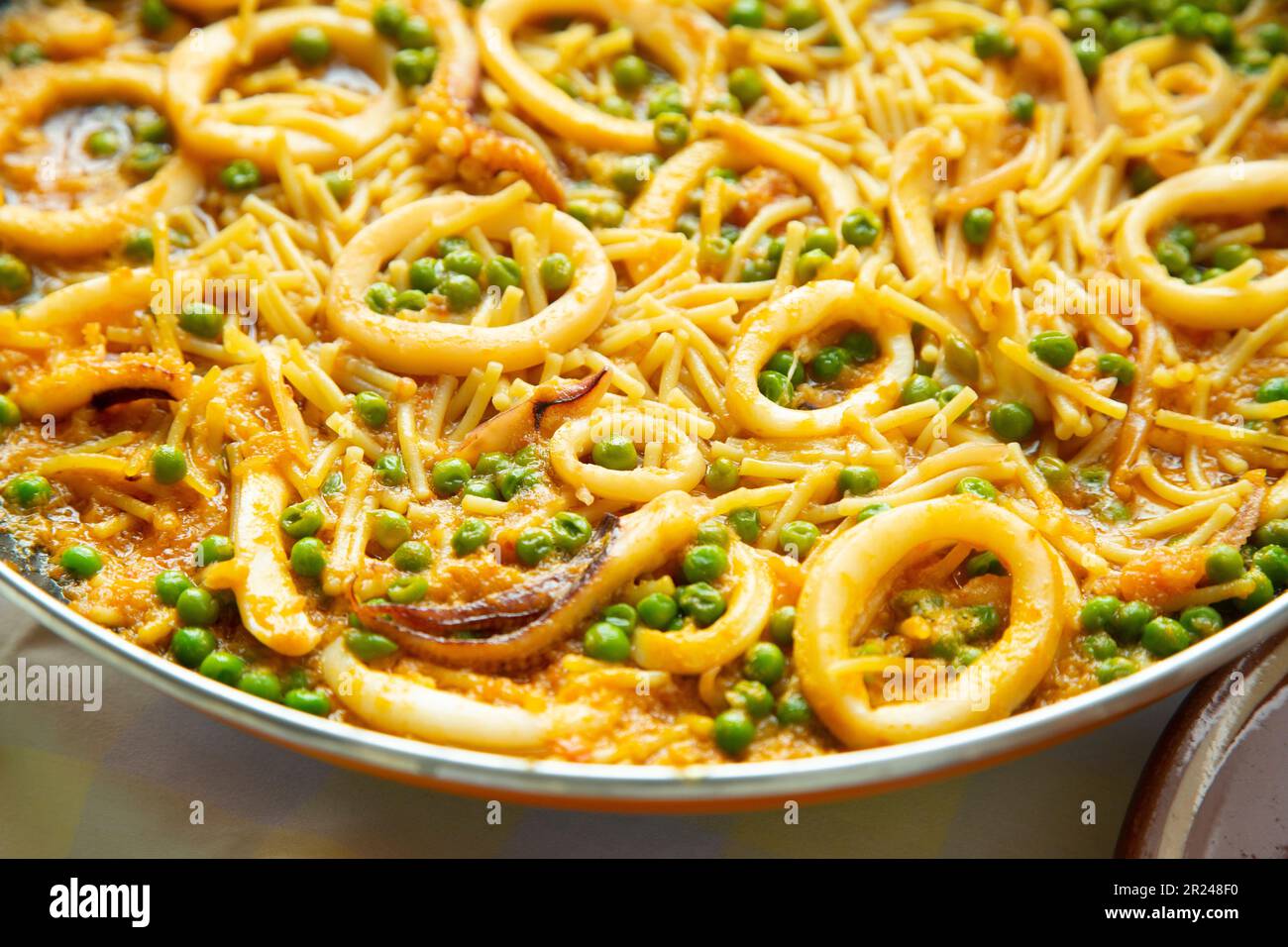 Fideua paella con calamari. Ricetta spagnola tradizionale. Foto Stock