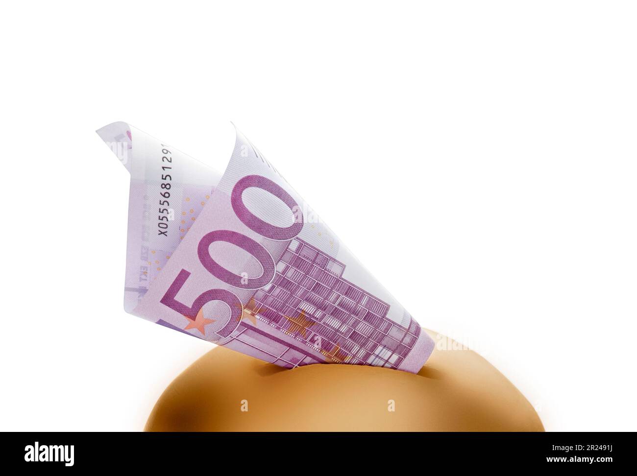 La banca di conto di cinquecento euro in una banca dorata del piggy. Concetto di business e ricchezza Foto Stock