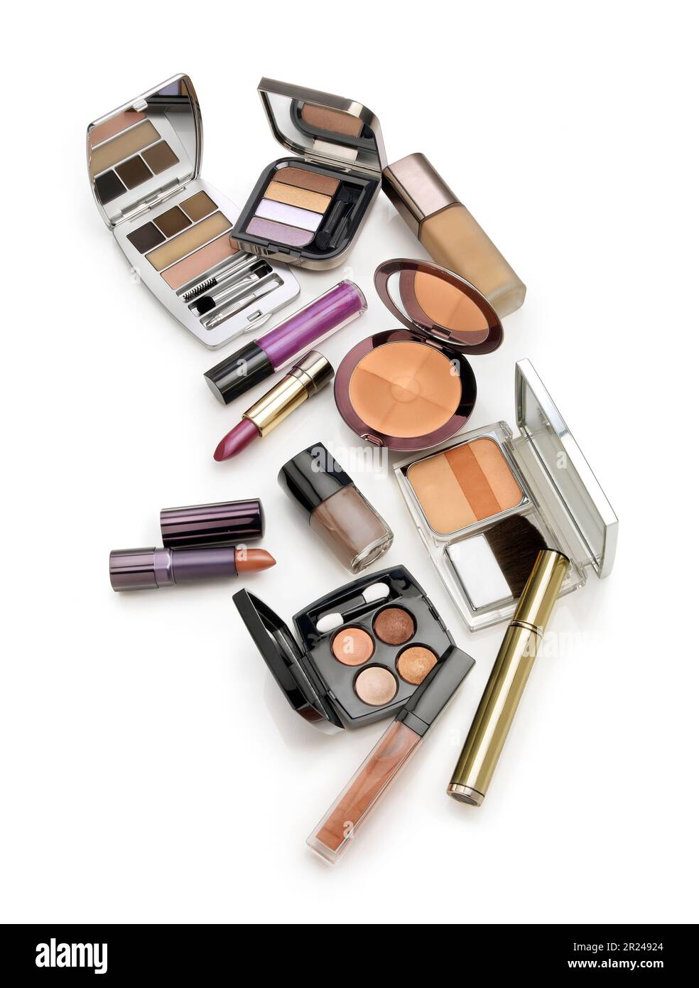Collezione di trucco di lusso su sfondo bianco. Vista dall'alto. Rossetto, trucco in polvere, ombretto, colori, crema per il viso. Foto Stock