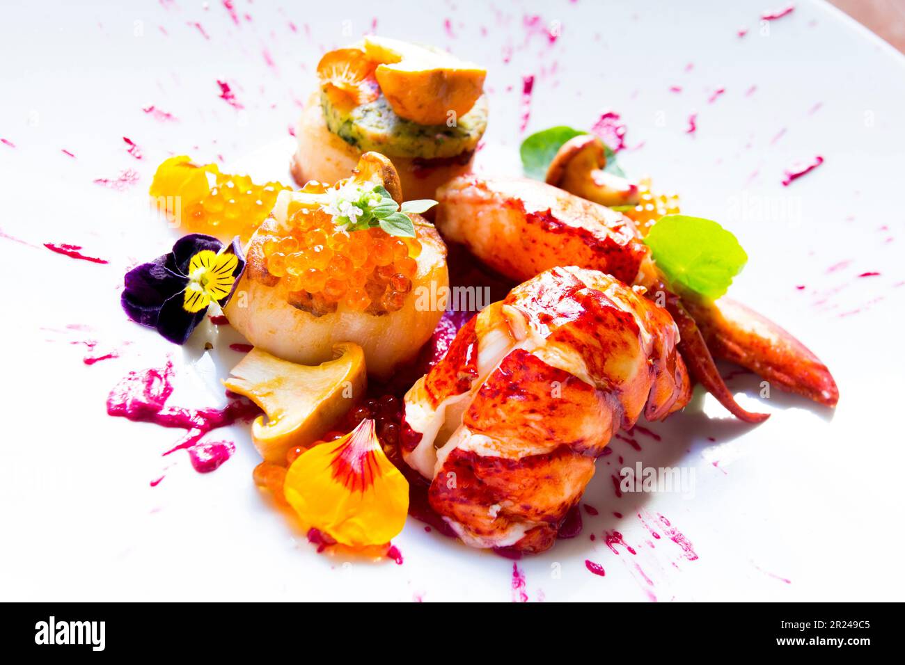 Aragosta fresca con capesante e verdure in un raffinato ristorante in spagna. Foto Stock