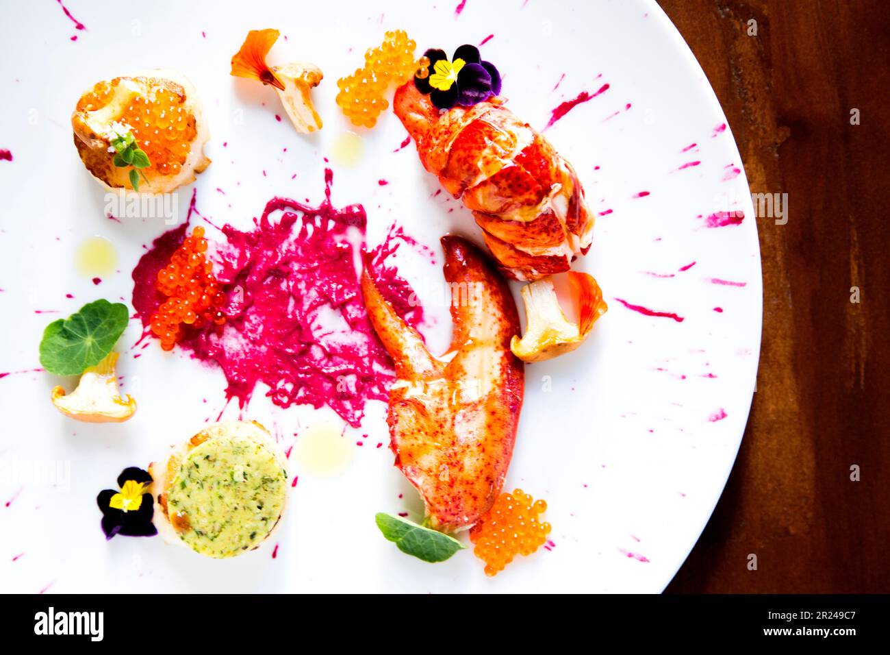 Aragosta fresca con capesante e verdure in un raffinato ristorante in spagna. Foto Stock